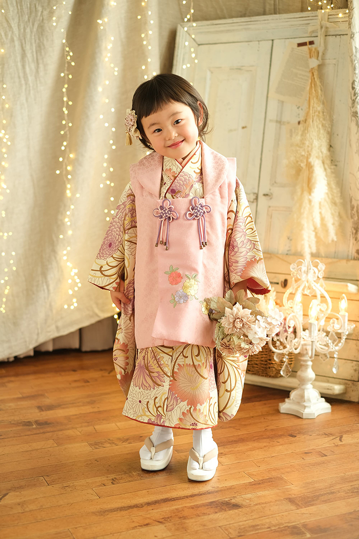 レトロな七五三の着物を着た３才の女の子